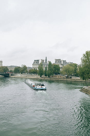 Sekwana, architektura paryska, biała i niebieska łódź, budynki miejskie, piękny widok, Klasyczny parysian, łódź rzeczna, Urban Waterway, Francuskie punkty orientacyjne, Europejski pejzaż miejski, wycieczka łodzią