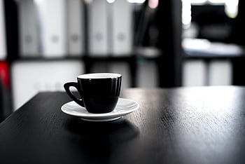μαύρο και λευκό κεραμικό φλιτζάνι τσαγιού, πιατάκι, μαύρο ξύλινο τραπέζι, ρύθμιση γραφείου, μινιμαλιστικό σχεδιασμό, μοντέρνο εσωτερικό, μαύρο κύπελλο καφέ, ξύλινο γραφείο, διακόσμηση γραφείου, μαύρο και άσπρο, μινιμαλιστική ατμόσφαιρα