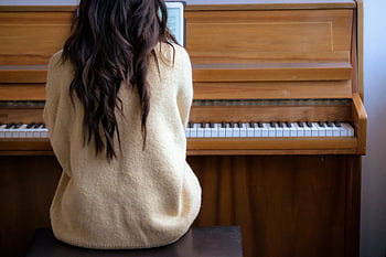 femeie care cântă la pian, timp liber, Practica muzicală, din spate, femeie nerecunoscută, clape de pian, lemn de pian, femeie tânără, Setare interioară, practică concentrată, Pulover casual