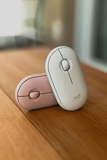 moderní počítačové myši, bezdrátové počítačové myši, elegantní design, dřevěný stůl, minimalistický design, Myši Logitech, růžová počítačová myš, bílá počítačová myš, Techno příslušenství, Office gadgety