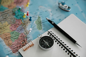 pianificazione del viaggio, carta geografica, bussola, taccuino, penna, distesa piatta, Strumenti di viaggio, Mappa pinata, natura morta, accessori da viaggio, Strumenti di pianificazione
