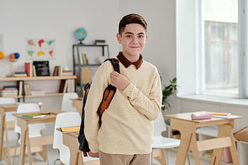 ung studerende, klasseværelse, Smilende skoledreng, Moderne klasseværelse, rygsæk, selvsikker studerende, skole skrivebord, Uddannelsesmiljø, Skolens interiør, Studentportræt, læringsrum