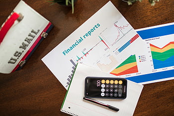 Finanzberichte, Diagramme, Taschenrechner, Schreibtisch, Draufsicht, Geschäftsdokumente, Bürobedarf, Datenanalyse, Finanzdiagramme, Schreibtisch-Setup, Arbeitsbereich Organisation