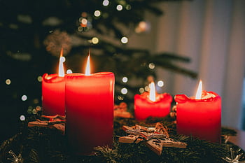 bougies rouges, scène de noël, atmosphère festive, bougies allumées, scène chaleureuse, décor de vacances, bougies de noël, aux chandelles, bougies de vacances, lumières de Noël, bougies festives