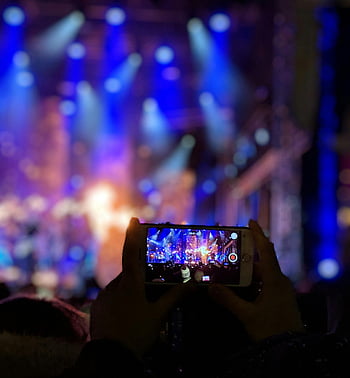 Koncertní nahrávání, Video smartphone, Vibrující koncertní světla, Siluet -ruce, Živá hudba, scénické osvětlení, nahrávání publika, koncertní fotografie, mobilní nahrávání, Koncertní atmosféra, živé vystoupení