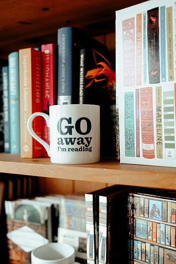 居心地の良い本棚、 ユーモラスなマグカップ、 本の恋人、 あっちへ行ってください。読んでいます。、 本棚の装飾、 読書用マグカップ、 本棚アクセサリー、 居心地の良い読書スペース、 本棚の整理、 本棚のスタイリング、 本棚のアイデア