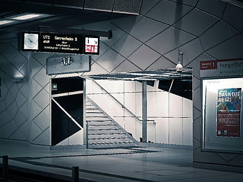 U-Bahnstation, modernes Interieur, leere Plattform, reflektierende Oberflächen, elegantes Design, städtischer Verkehr, öffentlicher Verkehr, U-Bahn Station, saubere Umwelt, Architekturdesign, Moderne U -Bahn