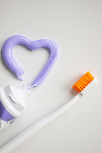 Kartáček na zuby, zubní pasta, fialová zubní pasta, tvar srdce, bílé pozadí, detail, dentální hygiena, Orální péče, Oranžové štětiny, Hadička na zubní pastu, minimalistický design