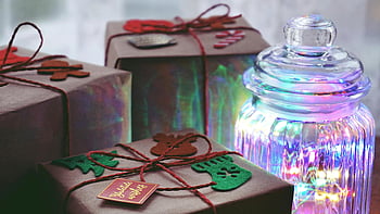 Weihnachtsgeschenke, braune Geschenkboxen, Klarglasbehälter, Festliche Atmosphäre, verpackte Geschenke, glühendes Glas, Urlaub Dekor, Nahaufnahmefoto, Weihnachtsdekorationen, Geschenkverpackung, Festliche Beleuchtung
