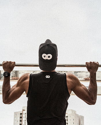 člověk dělá pull-up, zpětný pohled, posilovna oblečení, Venkovní cvičení, síla, zdatnost, Cvičení pull-upů, Atletický muž, tréninková rutina, Fitness motivace, venkovní fitness