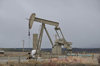 Konstrukce oleje, olejový pumpjack, neplodná krajina, zatažená obloha, průmyslové stroje, Extrakce oleje, ropné pole, Operace pumpjack, energetický průmysl, ropná plošina, produkce ropy