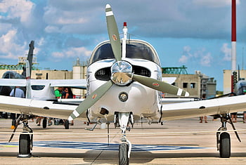 jet privato moderno, campo di aviazione, Aeroporto di Luqa, Malta, velivolo elegante, cielo luminoso, aereo privato, aereo elica, aviazione, viaggio di lusso, aerei da esposizione