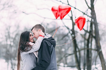 pasangan yang penuh kasih, balon berbentuk hati, Hari musim dingin yang bersalju, pelukan di luar ruangan, Romantis Musim Dingin, pasangan romantis, balon jantung, pemandangan musim dingin, pasangan di salju, Musim dingin yang romantis, Pasangan luar ruangan