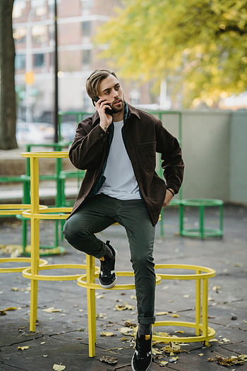 Hipster Mann, Smartphone, Stadtpark, Freizeitkleidung, draussen, Anruf, moderne Kunst Sitzgelegenheiten, junger Mann, städtischen Umfeld, Gelegenheitsmode, öffentlicher Raum