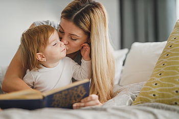 mère, enfant, la personne, femme, livre, fille, en train de lire, pièce, sourire, souriant, enfance