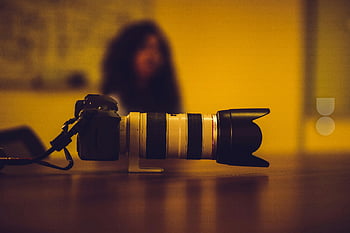 kamera canon, aparat dslr, fotografia czarno-biała, fotografia szczegółowa, drewniany stół, fotografia wnętrz, niewyraźne tło, soczewka kanoniczna, aparat na stole, Konfigurowanie zdjęć w pomieszczeniach, sprzęt fotograficzny