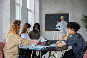 rozmanité studenti, matematické problémy, Moderní učebna, tabule, skupinové studium, vzdělávací prostředí, Kolaborativní učení, prostředí ve třídě, interakce studentů, Akademická diskuse