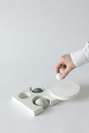 미니멀리스트 퍼즐, 추상 게임, 인식 할 수없는 손, 흰색 배경, 간단, 초점, 스킬 게임, 미니멀리스트 디자인, 콘크리트 퍼즐, 구형 조각, 미니멀리스트 아트