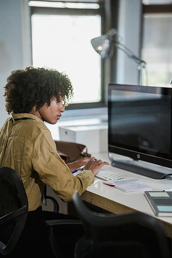 働く女性、 事務机、 PCで入力する、 集中した女性、 コンピューター作業、 オフィス環境、 昼間の仕事、 プロの環境、 キーボード、 ワークスペース、 事務用椅子