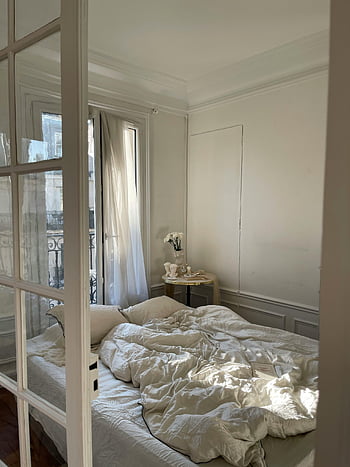 ložnice design interiéru, Světlá ložnice, vzdušná ložnice, streamování slunečního světla, bílé ložní prádlo, zobrazení okna, moderní ložnice, Útulná ložnice, Minimalistické ložnice, přirozené světlo, bílý dekor