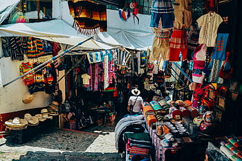 Markt im Freien, traditionelle Kleidung, Kunsthandwerk, geschäftige Atmosphäre, Kleidung in verschiedenen Farben, Straßenanzeige, Marktstand, Atmosphäre einladende, Traditionelle Kunsthandwerke, Straßenmarkt, bunte Kleidung