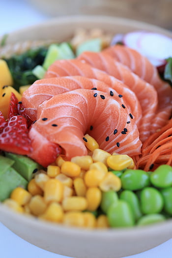 ciotola di poke di salmone, verdure fresche, pasto salutare, Mais, fagioli di soia, fragole, carote, colpisci la ciotola, salmone, verdure, frutta