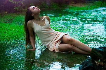 Mujer acostada en la hierba, campo de hierba húmeda, día lluvioso, unawatuna, Sri Lanka, escena serena, relajante, al aire libre, naturaleza, agua, reflexión