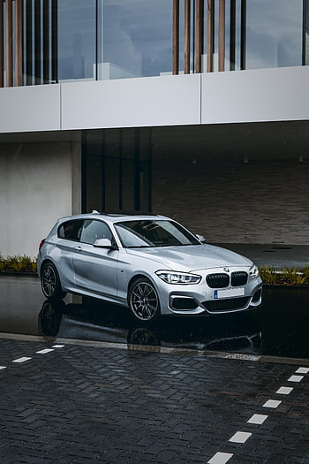 シルバーのBMWハッチバック、 駐車中の車、 モダンな建物、 雨の日、 優雅、 スタイル、 シルバーカー、 BMW、 ハッチバック、 屋外駐車場、 ぬれた舗装