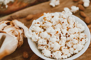 popcorn, mísa popcornu, Detailní popcorn, domácí popcorn, dřevěný povrch, čerstvý popcorn, Svačina, miska, fotografování potravin, mísa popcorn, jídlo zblízka