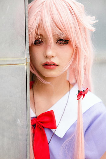 Anime cosplay, mladá dívka, růžová paruka, červená mašle, živý kostým, kostým cosplay, anime charakter, Cosplay Photography, cosplay outfit, cosplay girl, událost cosplay