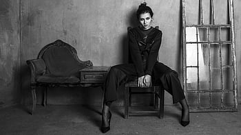 stylová žena, sebevědomá žena, starý dům, elegantní vnitřní nastavení, Černý a bílý, sofistikovaná žena, sedící, židle, vinobraní výzdoba, černobílé fotografování, módní portrét