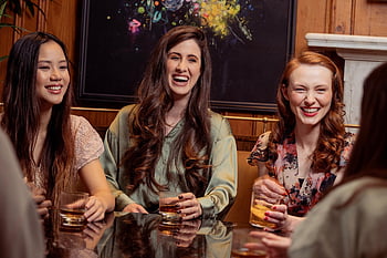 femme, boisson, sourire, copains, club, pain grillé, bar, restaurant, amusement, rire, les boissons