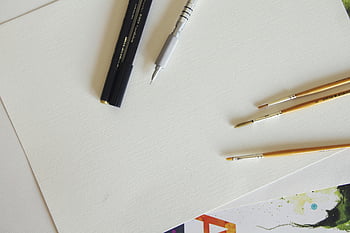 bruin penseel, Zwart en zilveren ballpen, wit drukpapier, creatieve werkruimte, leeg canvas, pennen, verf kwasten, Artist Tools, kunstbenodigdheden, opstelling van het bureau, artistiek materiaal