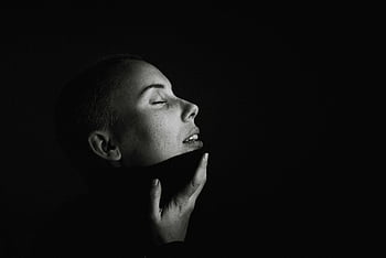 fekete-fehér portré, fekete-fehér fényképezés, Csukott szemű nő, nyugodt kifejezés, intim portré, fekete és fehér, monokróm, nő portré, csukott szemmel, derűs, fekete háttér