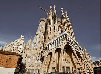 sagrada família, barcelona, Intrikat arkitektur, ruvende spir, Majestetisk syn, blå himmel, antoni gaudi, berømt landemerke, gotisk arkitektur, Spania, religiøs bygning