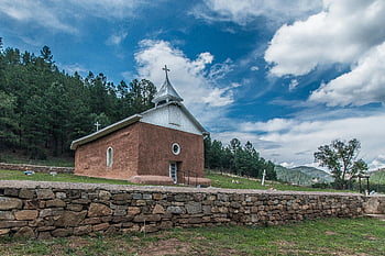 Chiesa sotto il cielo azzurro, chiesa storica, vegetazione lussureggiante, cieli vibranti, Pecos, Nuovo Messico, Chiesa affascinante, muro di pietra, cielo blu, nuvole bianche, paesaggio rurale, piccola chiesa