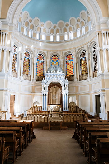 interno della sinagoga, vetro colorato, dettagli architettonici, casa di dio, architettura religiosa, progettazione della sinagoga, interior design, spazio religioso, vetrate colorate, decorazioni della sinagoga, architettura della sinagoga