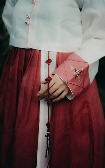 kvindelig hånd, traditionelle tøj, Koreansk hanbok, indviklet broderi, Detaljeret synspunkt, traditionel kjole, Kulturel påklædning, hanbok-detaljer, broderet ærme, rød hanbok, Kulturel mode