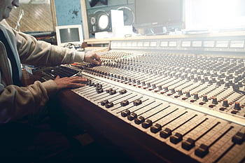 audio mixer, zvukař, mixážní pult, hudební studio, Produkce zvuku, zvukové míchání, hudební produkce, Vybavení studia, audio zařízení, nahrávání hudby, soundboard