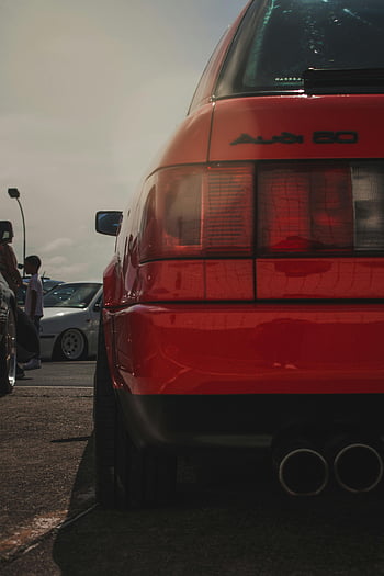 Audi rossa 80, Fotografia del primo piano dell'auto, retrovisore, Exhibition per auto all'aperto, Altri veicoli, auto rossa, Audi 80, mostra di automobili, da vicino la fotografia, evento all'aperto, veicoli