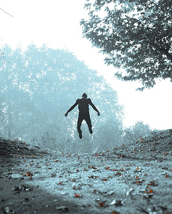 uomo che volteggia, foresta nebbiosa, Atmosfera surreale, figura misteriosa, uomo in bilico, impostazione della foresta, Atmosfera nebbiosa, immagine surreale, uomo in aria, scena della foresta, boschi nebbiosi