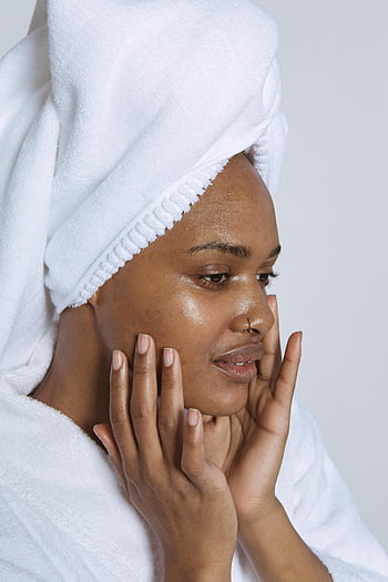 afro-amerikai nő, megható arc, fürdőköpeny, bőrápolási termékek, törülközőcsomagolás, egészséges bőr, nyugodt nő, A bőrápolás alkalmazása, önellátó rutin, szépségápolási rutin, természetes szépség