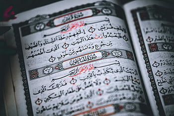 Koran, Arabische Kalligraphie, traditionelles Drehbuch, detaillierte Nahaufnahme, Koran Seiten, Islamischer Text, religiöses Buch, Arabische Schrift, heiliges Buch, Islamische Kalligraphie, Religiöse Schrift