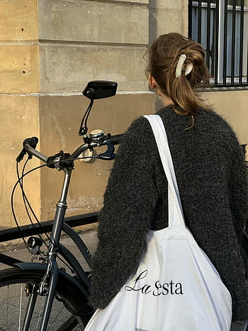 žena s kol, tote bag, městské ulice, kamenná zeď, stojící, hospodářství pytel, městský život, Neformální outfit, pouliční styl, každodenní scénu, Tato taška