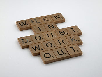 Plăci de scrabble din lemn maro, suprafață albă, motivațional, scobble dale, fundal alb, când ai dubii, a face exerciții fizice, Mesaj de inspirație, gresie din lemn, scrabble joc, Scrabble motivaționale