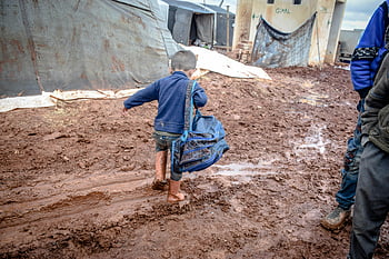 uprchlický tábor, zablácený, mladý kluk, batoh, Idlib, Sýrie, špinavé nohy, vesnice, chůze, Humanitární krize, přemístění