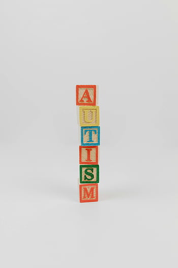 letterblokken, autisme, kleurrijke blokken, witte achtergrond, verticale stapel, houten blokken, autisme bewustzijn, educatief speelgoed, kinderspeelgoed, spelling autism, kleurrijke letters