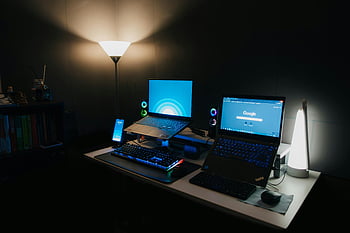 ゲームデスク、 ノートパソコン、 RGBキーボード、 アンビエント照明、 最新のテクノロジー、 なめらかな机、 技術セットアップ、 机のセットアップ、 ゲーム設定、 環境光、 RGB照明