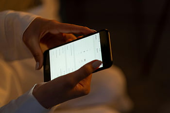 ρύθμιση συναγερμού, ξυπνητήρι smartphone, νυχτερινή χρήση, αλληλεπίδραση τεχνολογίας, κοντινά χέρια, ρύθμιση ξυπνητηριού, αλληλεπίδραση smartphone, νυχτερινή τεχνολογία, εφαρμογή ξυπνητηριού, κινητό συναγερμό, αλληλεπίδραση με τα χέρια