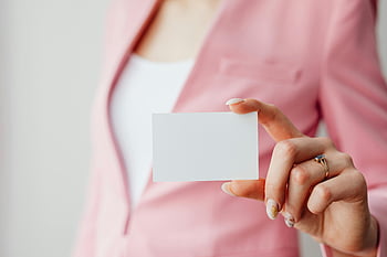 žena, Růžový sako, Prázdná vizitka, detail, selektivní zaměření, drží kartu, bílá karta, Profesionální oděv, podnikatelka, prsten, manikúra